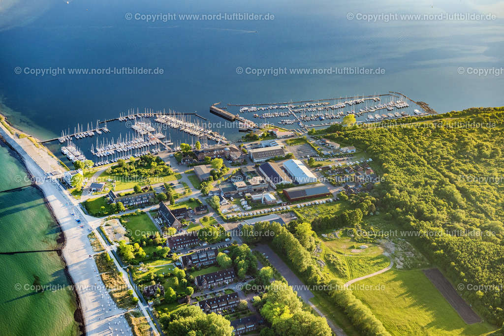 Grossenbrode_ELS_8837030622 | GROßENBRODE 03.06.2022 Yachthafen mit Sportboot- Anlegestellen und Bootsliegeplätzen am Uferbereich des Großenbroder Binnensee in Großenbrode im Bundesland Schleswig-Holstein, Deutschland. Blick auf das " Wassersport - Zentrum Großenbrode " mit Yachtwerft und Ostsee- Strand am Ortsrand von Großenbrode. Weiterführende Informationen bei: YACHTWERFT KLEMENS GmbH. // Pleasure boat marina with docks and moorings on the shore area of Grossenbroder Binnensee in Grossenbrode in the state Schleswig-Holstein, Germany. Further information at: YACHTWERFT KLEMENS GmbH. Foto: Martin Elsen