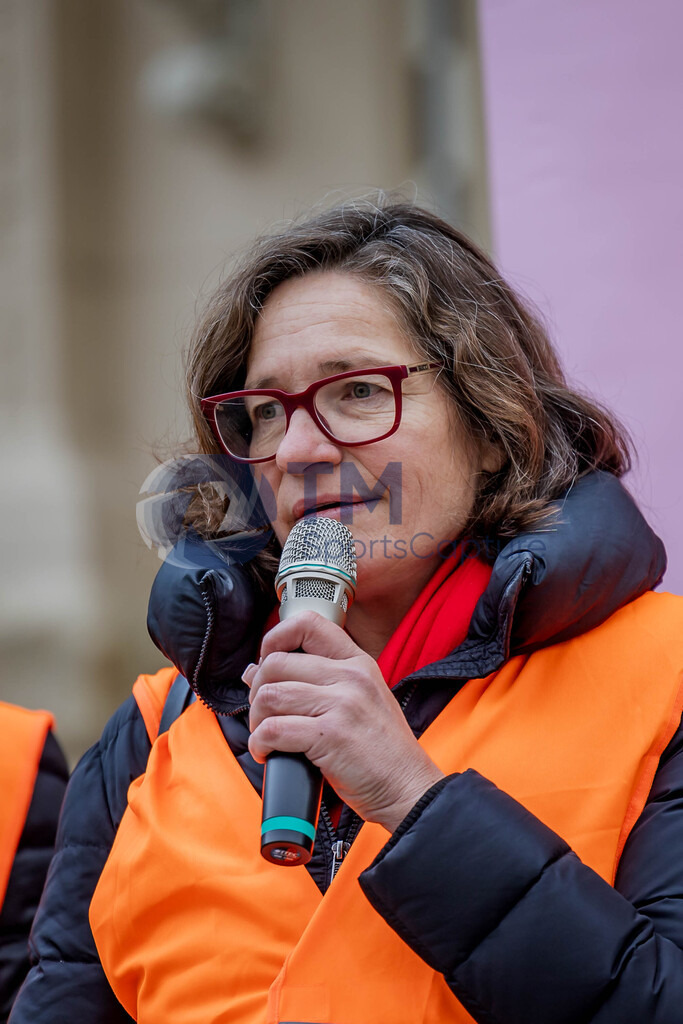 R06_1855 | 29.NOV.24-Protestmarsch gegen Gewalt-Copyright: Katholische Kirche Kärnten/Denk Dich Neu/Trainproduction/Matthias Trinkl