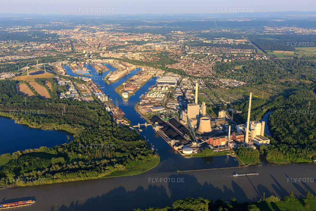 Luftbild: Karlsruher Rheinhäfen von Westen im Ortsteil Daxlanden in Karlsruhe im Bundesland Baden-Württemberg in Deutschland. Foto: IMG_114120.jpg vom 23.05.2019 durch Werner Riehm/FLY-FOTO.de
