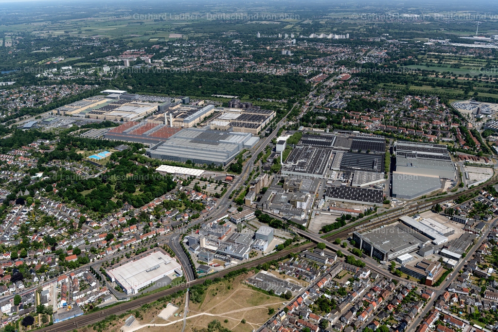 4029483 | BREMEN 01.06.2020 Gebäude und Produktionshallen auf dem Werksgelände der Daimler AG Mercedes-Benz Werk in Bremen, Deutschland. Weiterführende Informationen bei: Daimler AG. // Building and production halls on the premises of Daimler AG Mercedes-Benz factory in Bremen, Germany. Further information at: Daimler AG. Foto: Gerhard Launer
