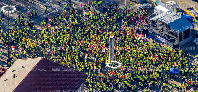 Dortmund230200342 | Luftbild der zentralen Poststreik-Kundgebung in Dortmund auf dem Friedensplatz vor dem Dormunder Rathaus. Rund 3.500  Beschäftigte aus Verteilzentren in ganz NRW demonstrieren am Dienstag in der Dortmunder city. Poststreik, VERDI, Kundgebung, City, Dortmund, Ruhrgebiet, Nordrhein-Westfalen, Deutschland