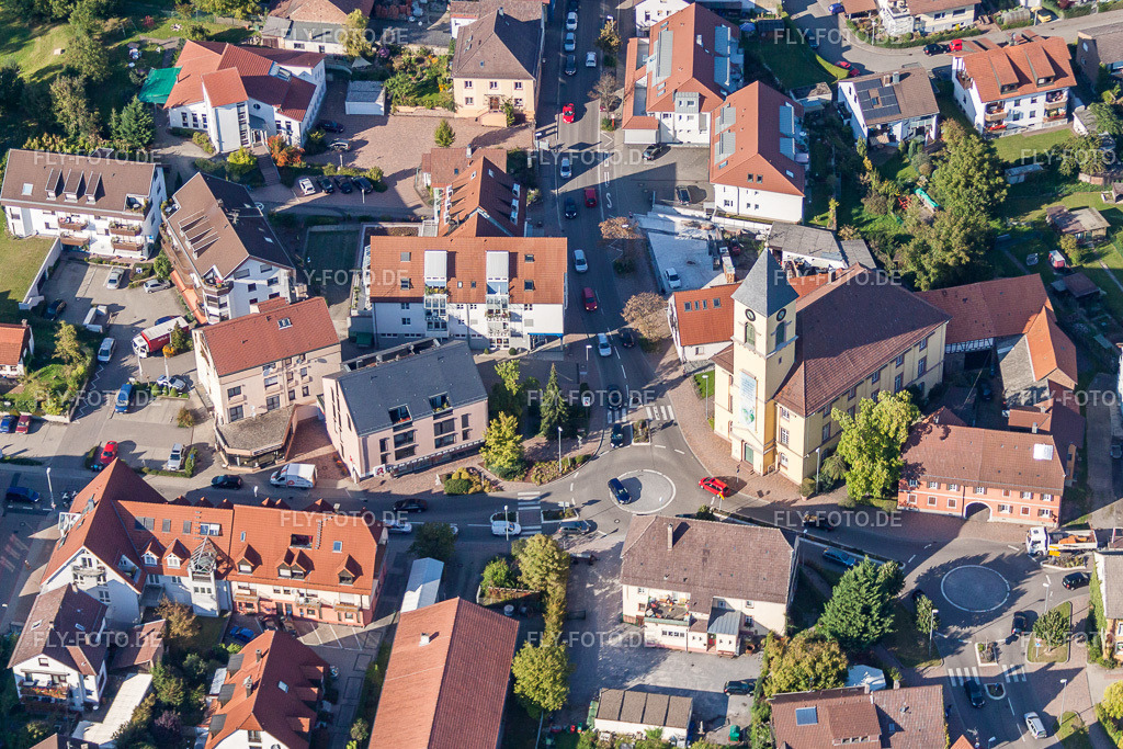 Kirchengebäude der  Weinbrennerkirche Langensteinbach im Altstadt- Zentrum der Innenstadt | Luftbild: Kirchengebäude der  Weinbrennerkirche Langensteinbach im Altstadt- Zentrum der Innenstadt im Ortsteil Langensteinbach in Karlsbad im Bundesland Baden-Württemberg in Deutschland. Foto: IMG_45160.jpg vom 21.09.2011 durch Werner Riehm/FLY-FOTO.de - Realisiert mit Pictrs.com
