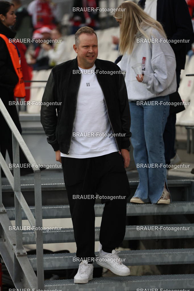 Rot-Weiss Essen - VFL Osnabrück | Essen, Deutschland, 17.09.2025 Wolff-Christoph Fuss (Kommentator) schautwährend des 3.Liga Spiels zwischen  Rot-Weiss Essen und VFL Osnabrück am 17.09.2025 im Stadion an der Hafenstraße in Essen. (Foto von Timo Bluhmki-Schmidt/Brauer Fotoagentur