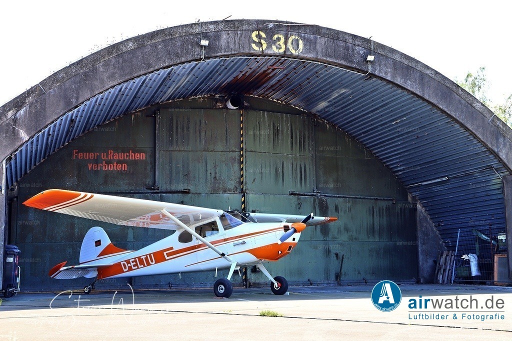 Flugplatz Husum - Cessna 170B - Die Cessna 170B wurde 1952 als Weiterentwicklung der Cessna 170 und 170A eingeführt | Die Cessna 170B wurde 1952 als Weiterentwicklung der Cessna 170 und 170A eingeführt und bis 1956 produziert, wobei insgesamt 2.907 Exemplare gebaut wurden, was sie zur meistgebaute Version der 170-Serie macht. Die Entwicklung wurde durch die Erfahrungen mit dem militärischen Modell 305 (L-19 Bird Dog), das seit 1950 von der US-Air Force, Army und Marines eingesetzt wurde, beeinflusst.