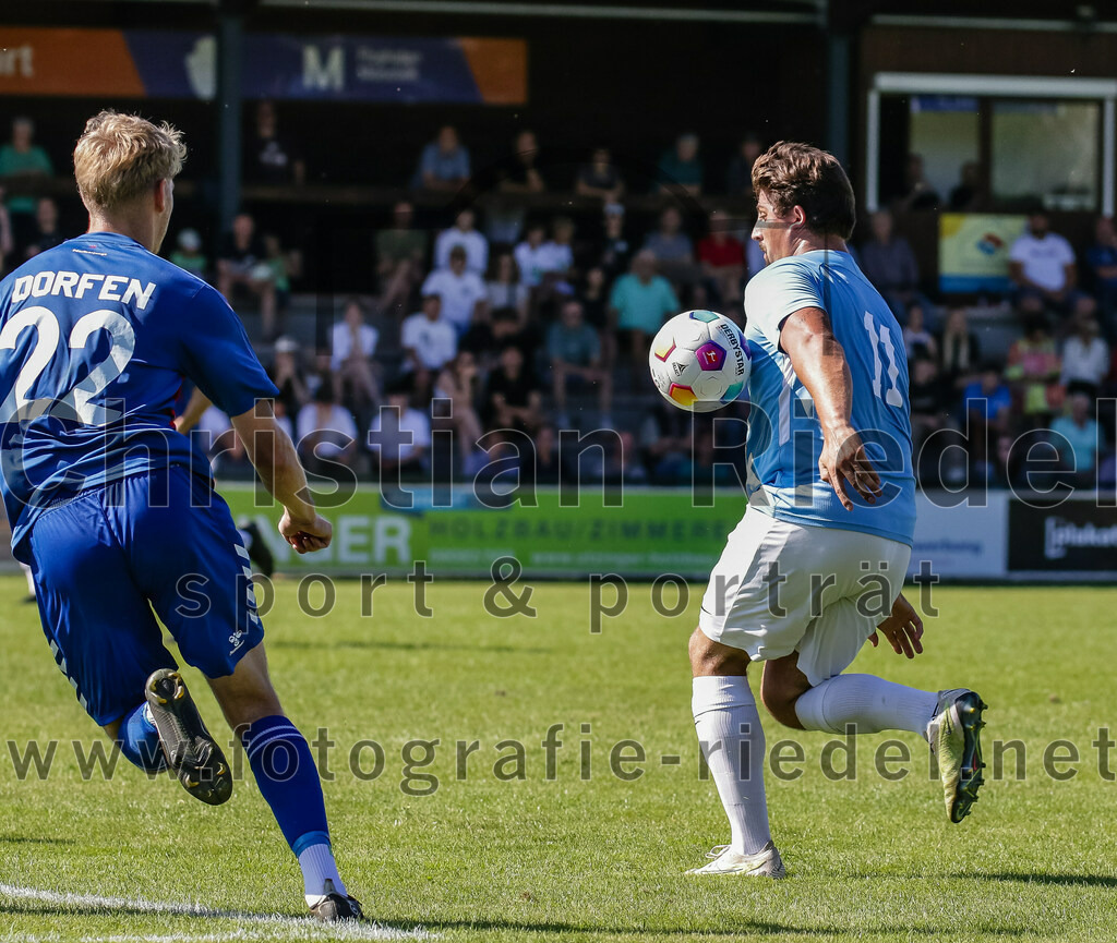 2023-09-16_084_FC_Langengeisling_gegen_TSV_Dorfen | Erding, Deutschland, 16.09.2023:
Fußball, Bezirksliga Oberbayern Ost 2023 / 2024, 9. Spieltag, FC Langengeisling gegen TSV Dorfen, Endergebnis: 3:1

Florian Sporrer (TSV Dorfen, #22), Florian Rupprecht (FC Langengeisling, #11)

Foto: Christian Riedel / fotografie-riedel.net