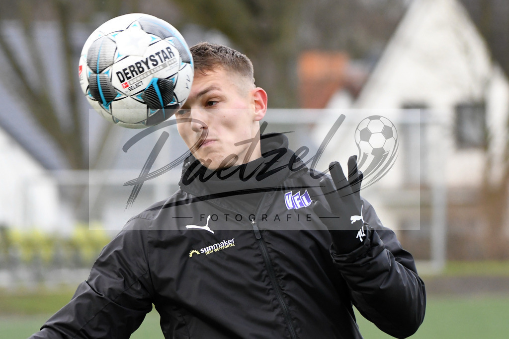 20200131_TRAOSN_0044 | Fußball, Herren: Sven Koehler (VfL Osnabrueck) in Aktion, am Ball, Einzelaktion waehrend der Trainingseinheit des VfL Osnabrueck im Sportpark Illoshoehe am 31.01.2020 in Osnabrueck, Deutschland. - Realisiert mit Pictrs.com