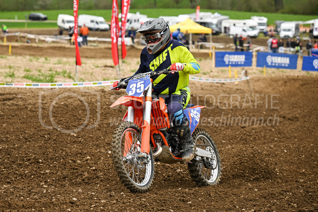 Motocross Schlatt bei Winterthur - 30. April 2023 | #35 Keller Alfons aus Unteriberg (CH) auf KTM 2 TAKT in der Kategorie Senioren am Motocross Schlatt bei Winterthur, 30. April 2023. 
Instagram: @mx_schlatt | @mc_wila | @sam_schweiz
Bild: Sportfotografie Markus Aeschimann | www.markus-aeschimann.ch - Realisiert mit Pictrs.com