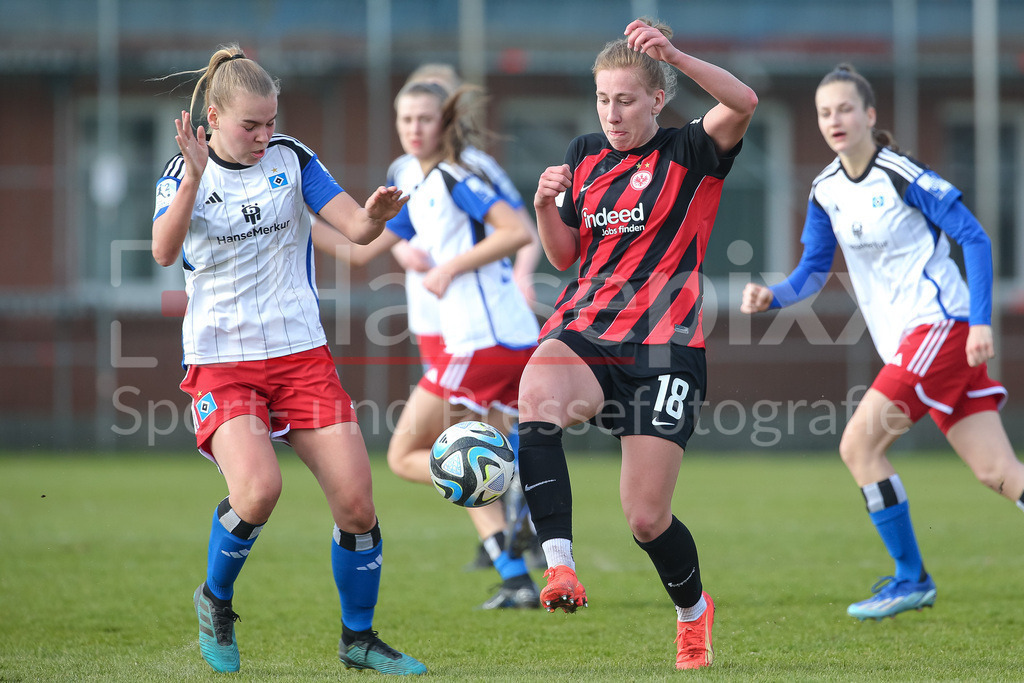 Fussball, 2. Frauen-Bundesliga, Hamburger SV - Eintracht Frankfurt II | v.li.: Svea Stoldt (Hamburger SV, 8) und Johanna Berg (Eintracht Frankfurt II, 18) im Zweikampf, Duell, Dynamik, Aktion, Action, Spielszene, DIE DFB-RICHTLINIEN UNTERSAGEN JEGLICHE NUTZUNG VON FOTOS ALS SEQUENZBILDER UND/ODER VIDEOÄHNLICHE FOTOSTRECKEN. DFB REGULATIONS PROHIBIT ANY USE OF PHOTOGRAPHS AS IMAGE SEQUENCES AND/OR QUASI-VIDEO.