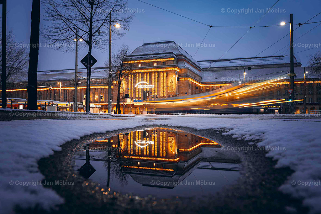 Leipziger Hauptbahnhof | Der Leipziger Hauptbahnhof ist nicht nur ein Verkehrsknotenpunkt, sondern auch architektonisch und stadtgeschichtlich ein echtes Highlight. Sein Vorplatz ist Drehscheibe für Menschen, Linien, City-Flair und Shopping – ein Ort voller Dynamik mitten im Herzen der Stadt.  - Realisiert mit Pictrs.com