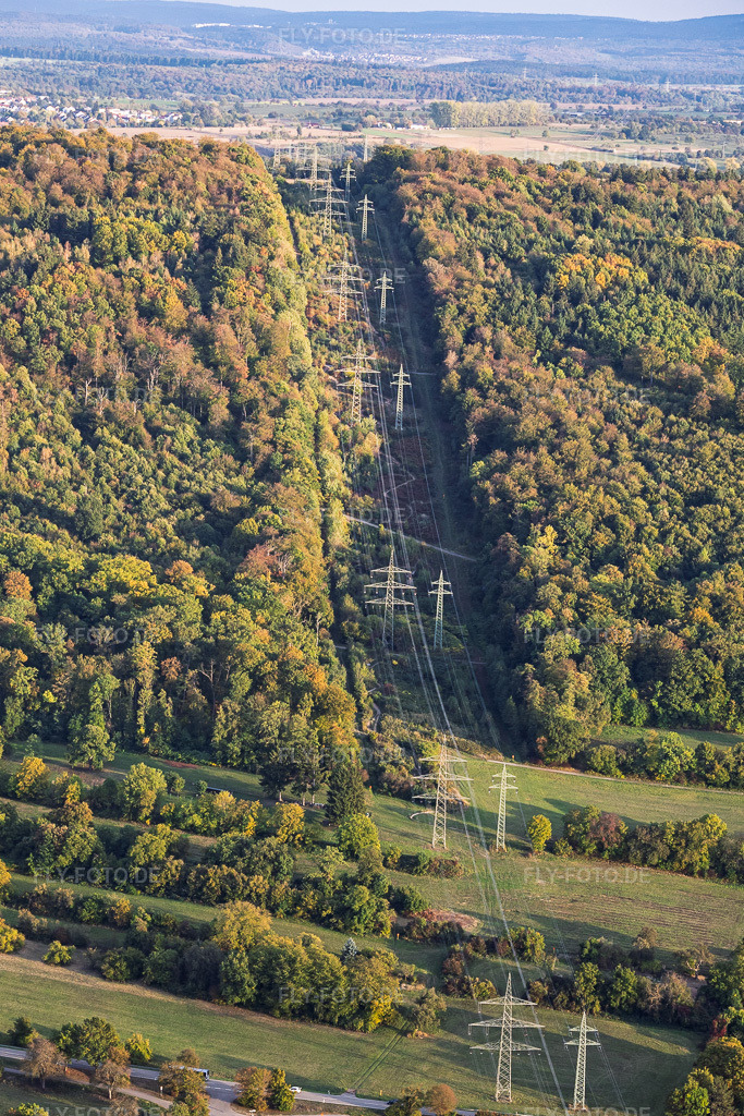 Luftbild: Waldschneisse für Hochspannungstrasse am Strommasten-Trail in Ettlingen im Bundesland Baden-Württemberg in Deutschland. – Foto: IMG_159988.jpg vom 16.10.2026 durch Werner Riehm/FLY-FOTO.de – Auflösung des Originals: 3385 x 5078 px