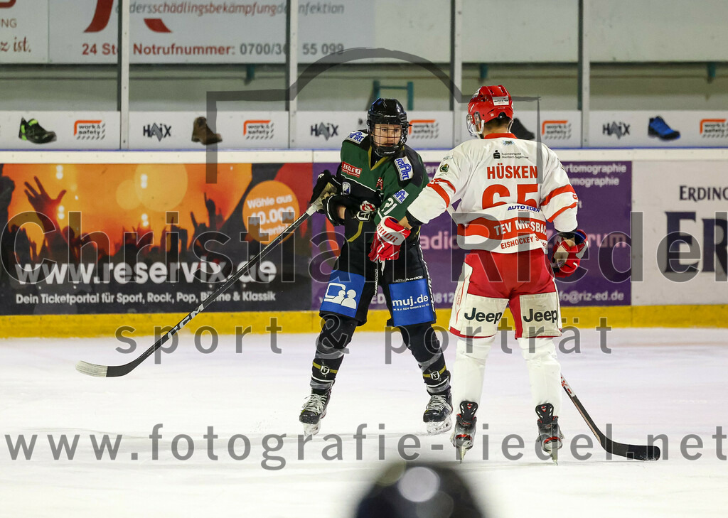 2023-03-19_034_TSV_Erding_gegen_TEV_Miesbach | Erding, Deutschland, 19.03.2023:
Eishockey, Bayernliga Playoffs 2022 / 2023, Halbfinale, TSV Erding gegen TEV Miesbach, Endergebnis: 

Erik Modlmayr (Erding Gladiators, #21), Maximilian Hüsken (TEV Miesbach, #65)

Foto: Christian Riedel / fotografie-riedel.net