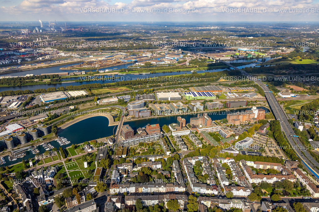 Duisburg241004100 | Luftbild, Innenhafen Holzhafen The Curve mit Five Boats Geschäftshäuser und Yachthafen Marina, Küppersmühle Museum, oben der Duisburger Hafen Ruhrort, Fernsicht und blauer Himmel mit Wolken, Altstadt, Duisburg, Ruhrgebiet, Nordrhein-Westfalen, Deutschland