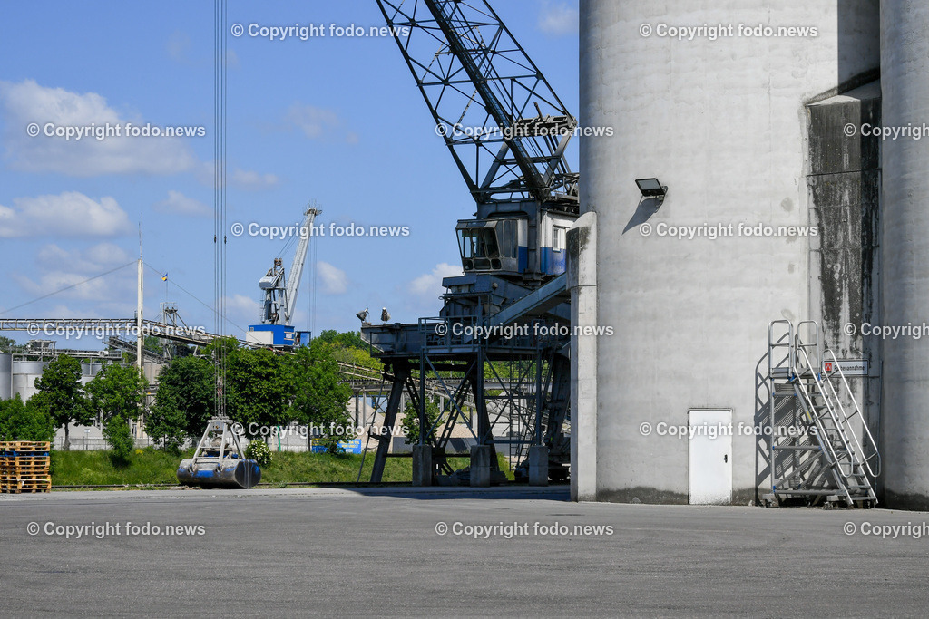 Deutschland_ Baden-Wuerttemberg_ Heilbronn_ 16.05.2025-8 | 16.05.2025, Deutschland, GER, Baden-Wuerttemberg, Heilbronn im Bild Themenbild, Stadtansichten, Hafen, Hafengelaende, Industrie, Kran, Schwerlast, Containerverladung