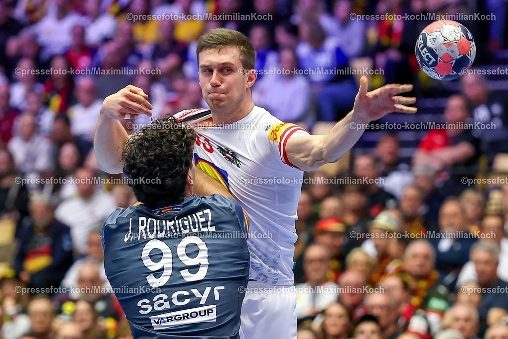EHF17012601028 | 17.01.2026, Handball, Men's EHF EURO 2026, Österreich - Spanien, Jyske Bank Boxen in Herning, Dänemark, Preliminary Round:  Javier Rodríguez Moreno (Espania #99) im Zweikampf gegen   Mykola Bilyk (Austria #53)