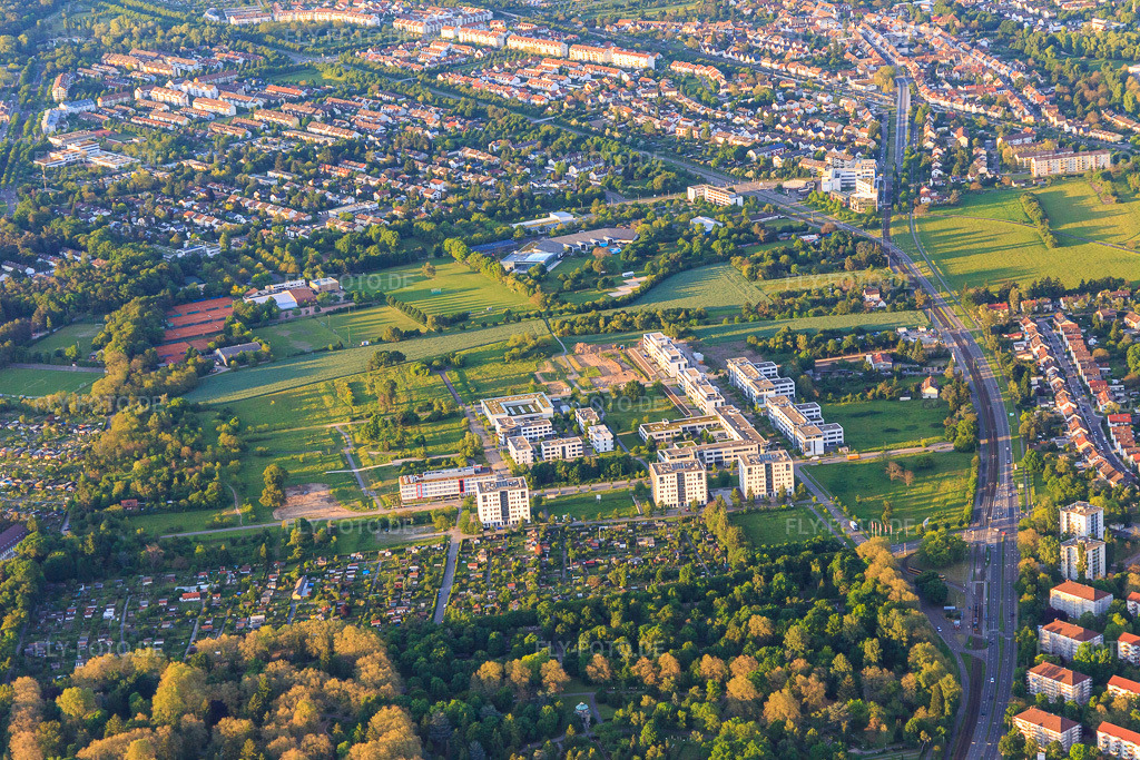 Luftbild: Technologiepark Karlsruhe von Süden im Ortsteil Rintheim in Karlsruhe im Bundesland Baden-Württemberg in Deutschland. Foto: IMG_099592.jpg vom 21.05.2017 durch Werner Riehm/FLY-FOTO.deTPK