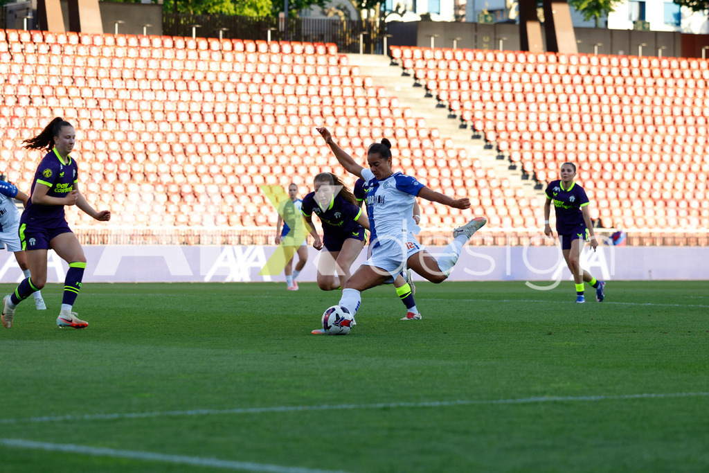 GC Zürich vs FC Zürich - AXA Women’s Super League Playoffs - Stadion Letzigrund | KAYLA MCKENNA of Grasshopper Club Zürich shot on goal during the AXA Women’s Super League Playoffs quarter-final second leg between GC Zürich and FC Zürich at Stadion Letzigrund, Zurich, Switzerland. - Realisiert mit Pictrs.com