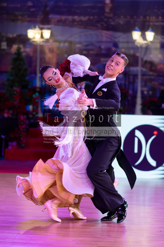 20241215_WDSF_Int_Open_Std-Riga-8857 | Tanzsportbilder, Standardtanz, Lateintanz, WDSF, DTV, LTVB, dancecomp, goc, hessen tanzt, blaues band der spree, walzer, tango, wiener walzer, slowfox, quickstepp, samba, rumba, cha-cha-cha, paso doble. jive, hd-kroft photography, turniertanzsport