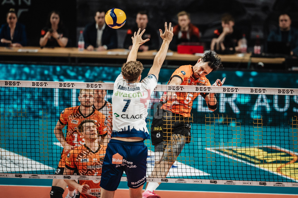 Volleyball | Herren | Saison 2024/2025 | 1. Volleyball Bundesliga Männer | Finale | BERLIN RECYCLING Volleys vs. SVG Lüneburg | 03.05.2025 | Angriff von Nehemiah Mote (#5, Berlin Recycling Volleys) gegen Joscha Kunstmann (#7, SVG Lüneburg)