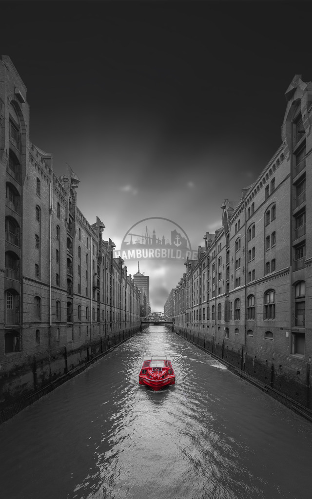 Speicherstadt Schiff Mond Kanalfahrt colorkey | Exklusive Hamburg collagen, tolle Segelbilder und viele weitere tolle Motive auf Leinwand, Poster, Alu-Dibond, u.v.m. findet Ihr bei uns auf hamburgbild.de. Findet Euer Wandbild für Euer Zuhause, Büro oder die  Praxis…. - Realisiert mit Pictrs.com