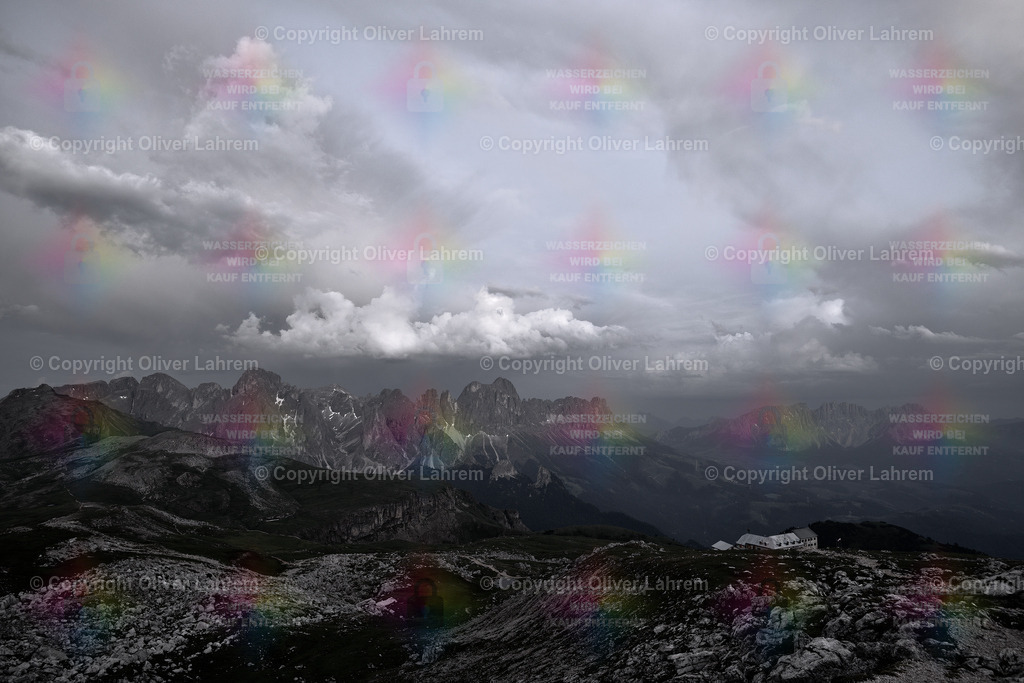 Panorama vom Schlern am Abend | Eine Panorama Aufnahme von den Südtiroler Dolomiten mit dem Schlewrnhaus und im Hintergrund das Rosengarten -und Latemar Massiv mit Wolken in der Dämmerung.