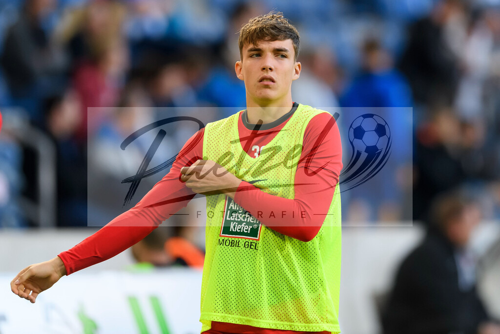 FCMFCK20210904_166 | Fussball, Herren: Neal Gibs (1. FC Kaiserslautern) schaut beim Spiel der 3. Liga zwischen 1. FC Magdeburg und 1. FC Kaiserslautern in der MDCC-Arena am 04.09.2021 in Magdeburg, Deutschland.DFB / DFL REGULATIONS PROHIBIT ANY USE OF PHOTOGRAPHS AS IMAGE SEQUENCES AND/OR QUASI-VIDEO. - Realisiert mit Pictrs.com