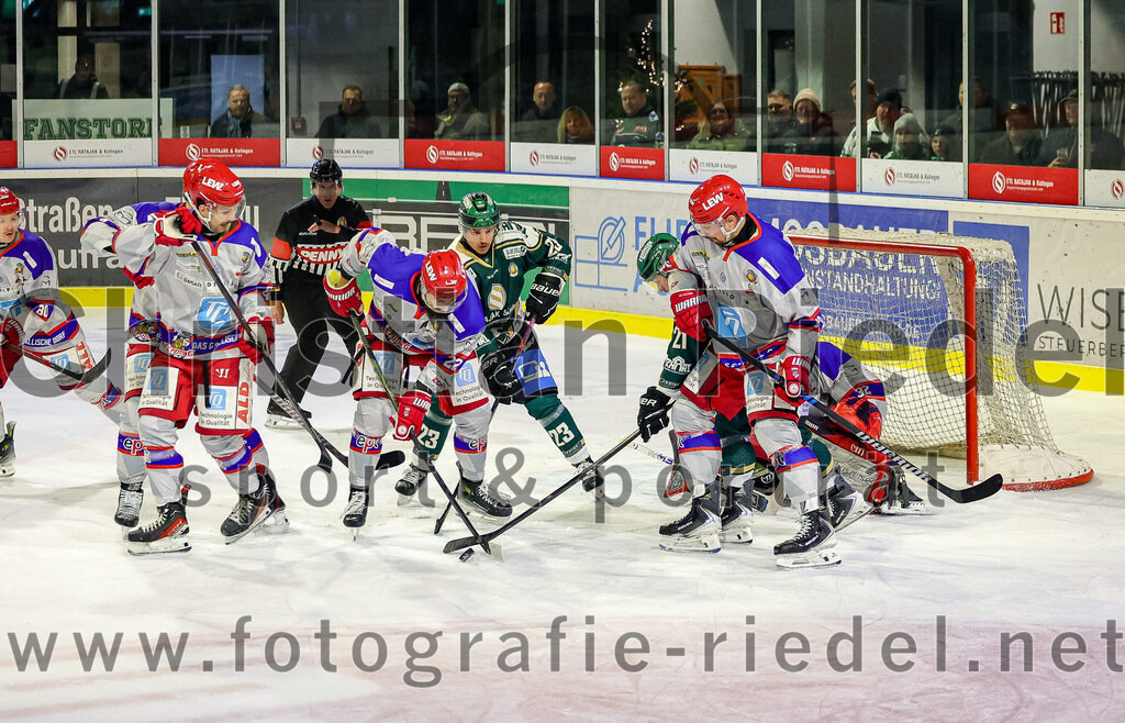 2025-11-30_159_TSV_Erding_gegen_EC_Peiting | Erding, Deutschland, 30.11.2025:Eishockey, Oberliga Süd 2025 / 2026, 22. Spieltag, TSV Erding gegen EC Peiting, Endergebnis: 5:1Lukas Gohlke (EC Peiting, #22), Lukas Gaus (Erding Gladiators, #23), Erik Modlmayr (Erding Gladiators, #21), Torwart Andreas Magg (EC Peiting, #32)Foto: Christian Riedel / fotografie-riedel.net