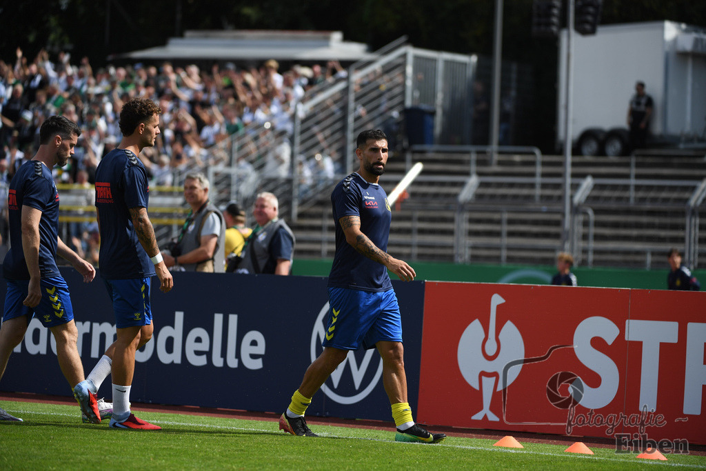SV Atlas-Delmenhorst-Borussia Mönchengladbach | DFB-Pokal 1. Runde;SV Atlas Delmenhorst (gelb)-Borussia Mönchengladbach (schwarz) am 17.08.2025 in Oldenburg (Marschweg-Stadion), Photo: Philip Eiben 2025 - Realisiert mit Pictrs.com