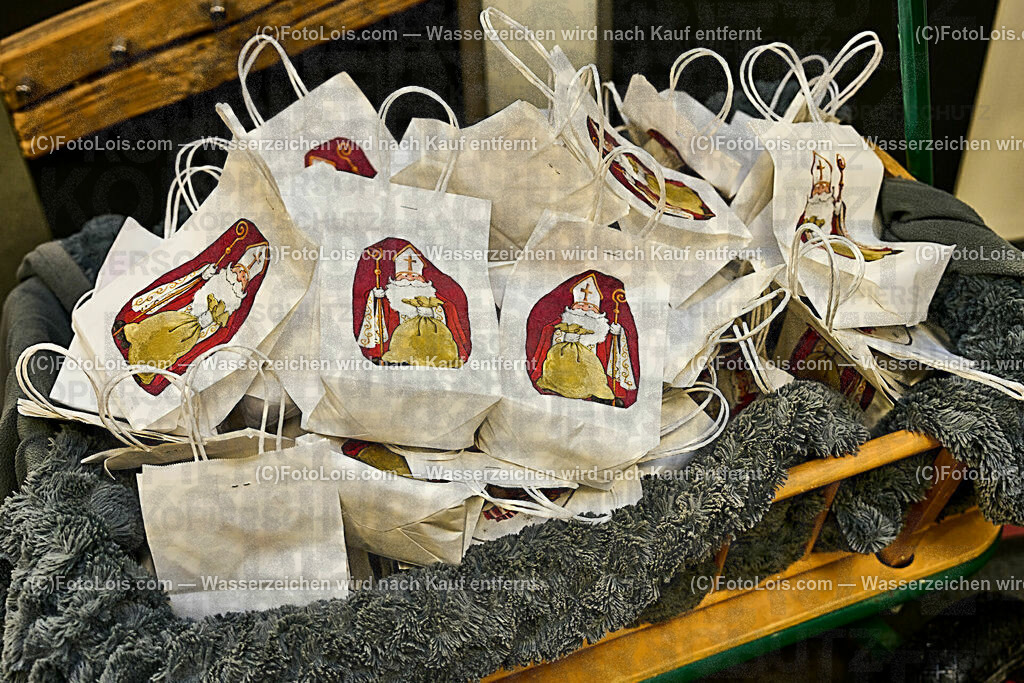 ALP5071_SKIVERLEIH-Nikolaus_Lackenhof_Geschenke | (C)FotoLois.com, Alois Spandl. SPORT2000-Nikolausempfang und Ötscherteufeln in Lackenhof im Skisportzentrum, Sa 9. Dez. 2023.