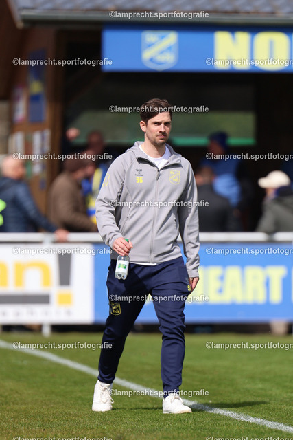 Fußball I Herren I Saison 2025-2026 I SHFV-Lotto-Pokal I Halbfinale I SV Todesfelde - VfB Lübeck 015 | Sören Gelbrecht (Teammanager, SV Todesfelde) - Realisiert mit Pictrs.com