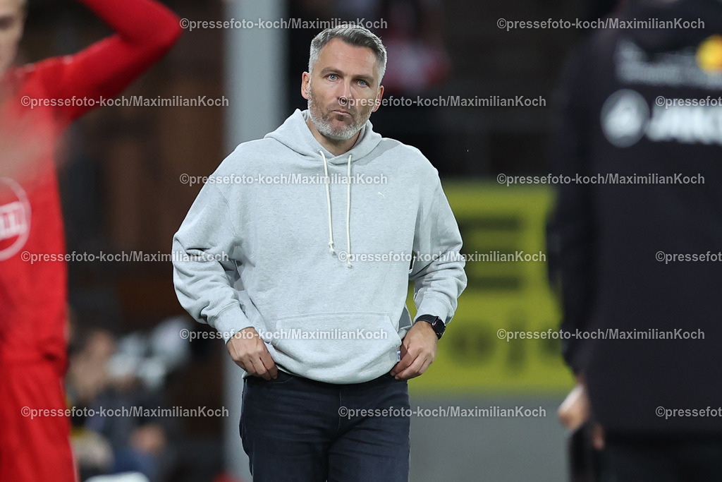 RWE3Liga25092402092 | 25.09.2024, Essen, Fußball,  Rot-Weiss Essen – Borussia Dortmund II (U23), bwin 3. Liga Herren, Stadion an der Hafenstraße, 7. Spieltag Saison 2024 2025: Trainer Jan Zimmermann (Cheftrainer BVB II) am Spielfeldrand DFB regulations prohibit any use of photographs as image sequences and or quasi-video.