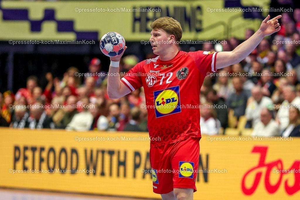 EHF15012602061 | 15.01.2026, Handball, Men's EHF EURO 2026, Deutschland - Östereich, Jyske Bank Boxen in Herning, Dänemark, Preliminary Round:  Lukas Hutecek (Austria #72) gestikulierend auf dem Spielfeld  