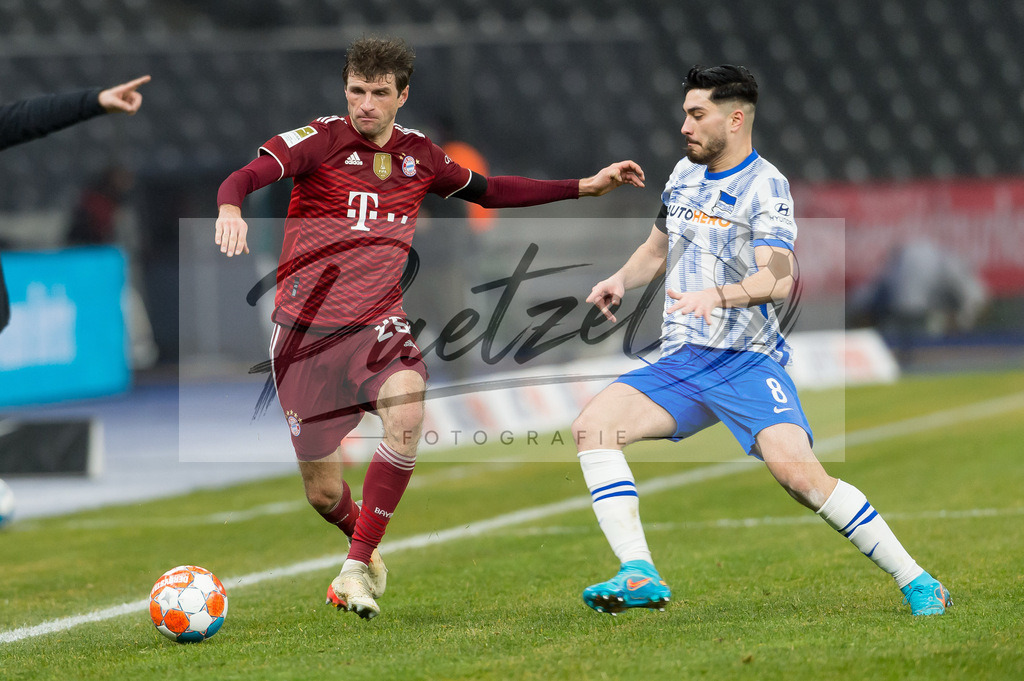 BSCFCB20220123_299 | Fussball, Herren: Thomas Mueller (FC Bayern Muenchen) und Suat Serdar (Hertha BSC) im Zweikampf bei dem Spiel der 1. Bundesliga zwischen Hertha BSC und FC Bayern Muenchen im Olypiastadion am 23.01.2022 in Berlin, Deutschland.DFB / DFL REGULATIONS PROHIBIT ANY USE OF PHOTOGRAPHS AS IMAGE SEQUENCES AND/OR QUASI-VIDEO. - Realisiert mit Pictrs.com