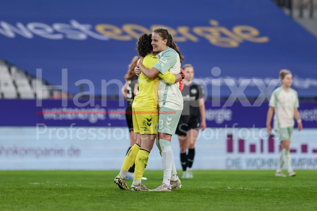 Fussball, Google Pixel Frauen-Bundesliga, SGS Essen - SV Werder Bremen | v.li.: Livia Peng (Torhüterin, Torwart, SV Werder Bremen, 1) und Hanna Nemeth (SV Werder Bremen, 23) umarmen sich nach dem Abpfiff, mit Jubel über den Sieg, Freude über das gewonnene Spiel, DIE DFB-RICHTLINIEN UNTERSAGEN JEGLICHE NUTZUNG VON FOTOS ALS SEQUENZBILDER UND/ODER VIDEOÄHNLICHE FOTOSTRECKEN. DFB REGULATIONS PROHIBIT ANY USE OF PHOTOGRAPHS AS IMAGE SEQUENCES AND/OR QUASI-VIDEO.