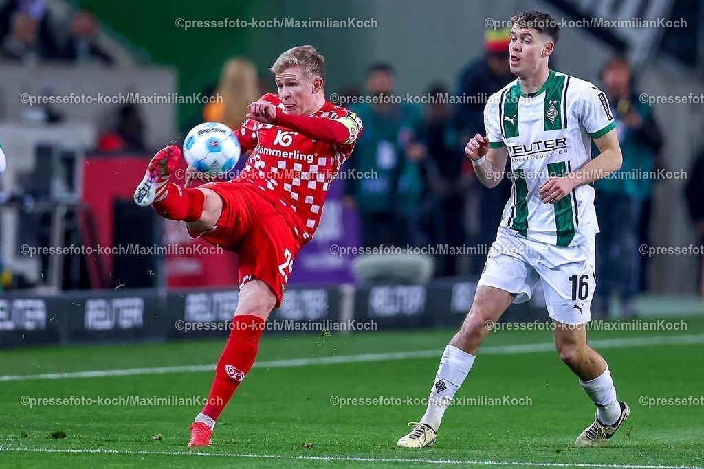 BMG07032501039 | 07.03.2025, Fußball, Borussia Mönchengladbach - 1.FSV Mainz 05, 1. Fußball Bundesliga, Borussia-Park, Saison 2024 2025: Jonathan Burkardt (Mainz05 #29) im Zweikampf gegen Philipp Sander (Mönchengl. #16)DFB regulations prohibit any use of photographs as image sequences and or quasi-video.