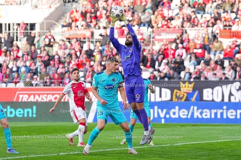 xYDRx18102501113 | 18.10.2025, xydrx, Fußball, 3.Liga, Rot-Weiss Essen - FC Viktoria Köln, Saison 2025 2026, Stadion an der Hafenstraße:  Eduardo dos Santos Haesler (FC Viktoria Köln #1) fängt den Ball  DFB regulations prohibit any use of photographs as image sequences and or quasi-video.