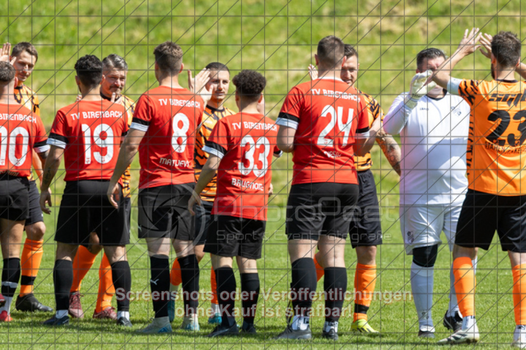 20250518_145901_0017 | #,TV Birenbach (rot) vs. SGM Jebenhausen/Bezgenriet II (organge), Fussball, Kreisliga B8 - Bezirk Neckar/Fils, 27. Spieltag, Saison 2024/2025, Rasenplatz, Sportplatz Birenbach, Turnhallenweg 8, 73102 Birenbach, 18.05.2025 - 15:00 Uhr,Foto: PhotoPeet-Sportfotografie/Peter Harich