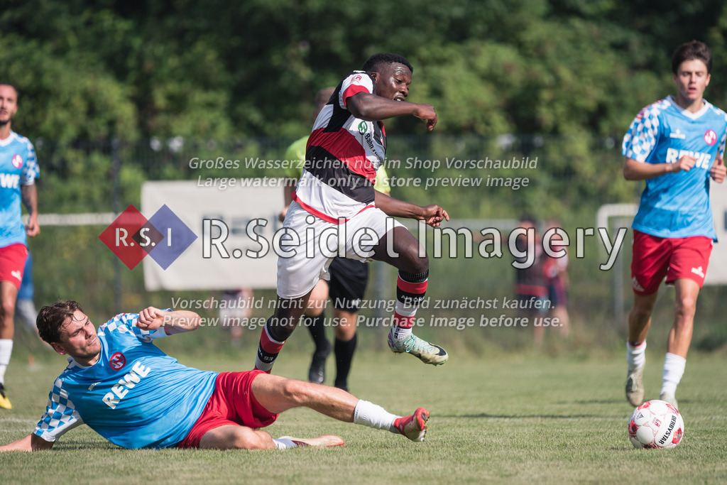 RS-1-127311 | Andre Wallenborn (#2, EN03) grätscht den Ball weg, Minou Tsimba-Eggers (#6, AFC) weicht aus.