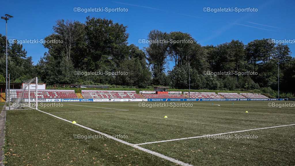 Waldstadion Rothebusch | Blick auf die Tribüne des Waldstadion Rothebusch, Heimspielstätte vom SV Adler Osterfeld - Realisiert mit Pictrs.com