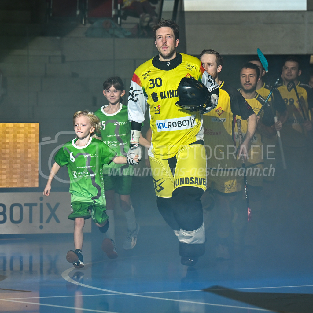 HC Rychenberg vs Tigers Langnau - 11. Dezember 2022 | HC Rychenberg vs Tigers Langnau
AXA Arena, Winterthur
Pascal Meier (#30 HC Rychenberg) mit Einlauf-Kid.
Bild: Sportfotografie Markus Aeschimann | www.markus-aeschimann.ch - Realisiert mit Pictrs.com