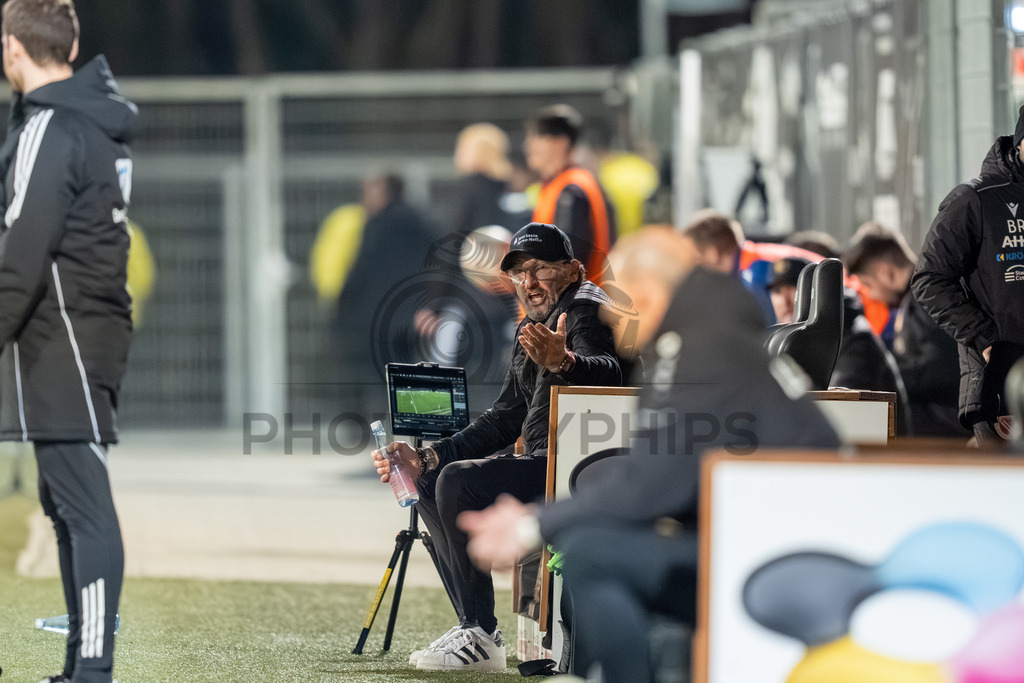 VfB Stuttgart II vs. FC Energie Cottbus, Fussball, 3.Liga, 27. Spieltag, Saison 2025/2026, 03.03.2026 | Claus-Dieter Wollitz (Trainer FC Energie Cottbus) beschwert sich,VfB Stuttgart II vs. FC Energie Cottbus, Fussball, 3.Liga, 27. Spieltag, Saison 2025/2026, 03.03.2026Foto: photosbyphips/Philip Ziegler