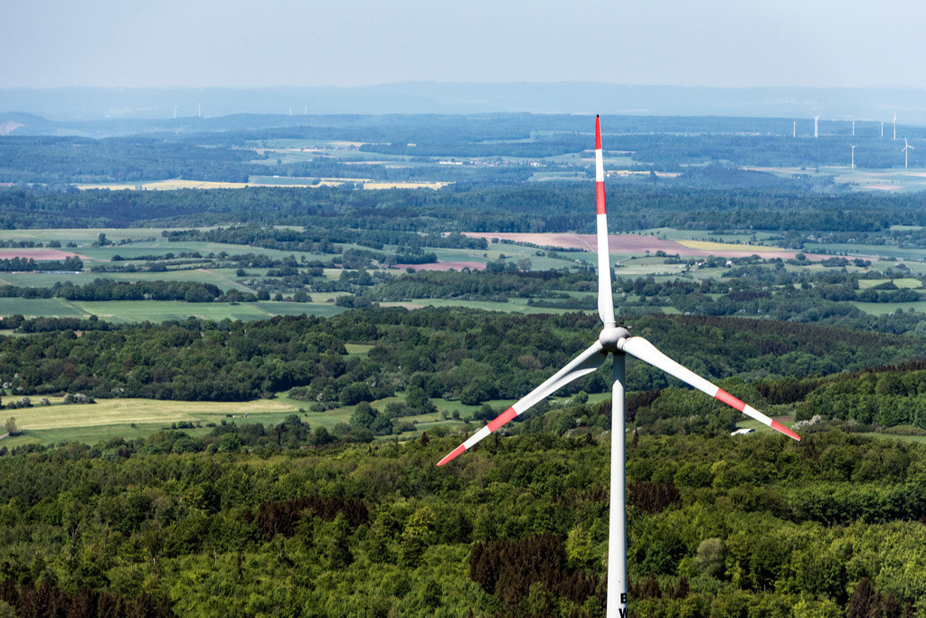 dr__dsc9371.jpg | FELDATAL 08.05.2018 Windenergieanlagen ( WEA ) - Windrad- in einem Wald- und Forstgebiet in Feldatal im Bundesland Hessen, Deutschland. // Wind turbine windmills (WEA) in a forest area in Feldatal in the state Hesse, Germany. Foto: Daniel Reiter