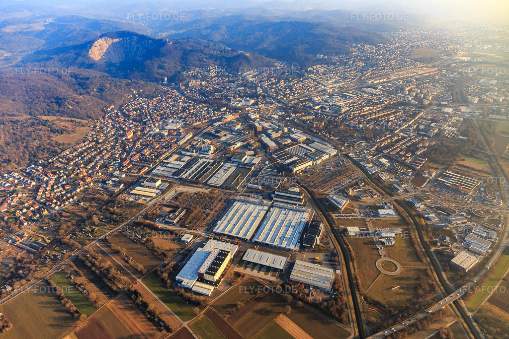 Luftbild: Stadtansicht am Rand des Odenwald zwischen Steinbruch und Industriegebiet (Freudenberg GmbH) aus Norden in Weinheim im Bundesland Baden-Württemberg in Deutschland. Foto: IMG_096693.jpg vom 14.02.2017 durch Werner Riehm/FLY-FOTO.deExtern url