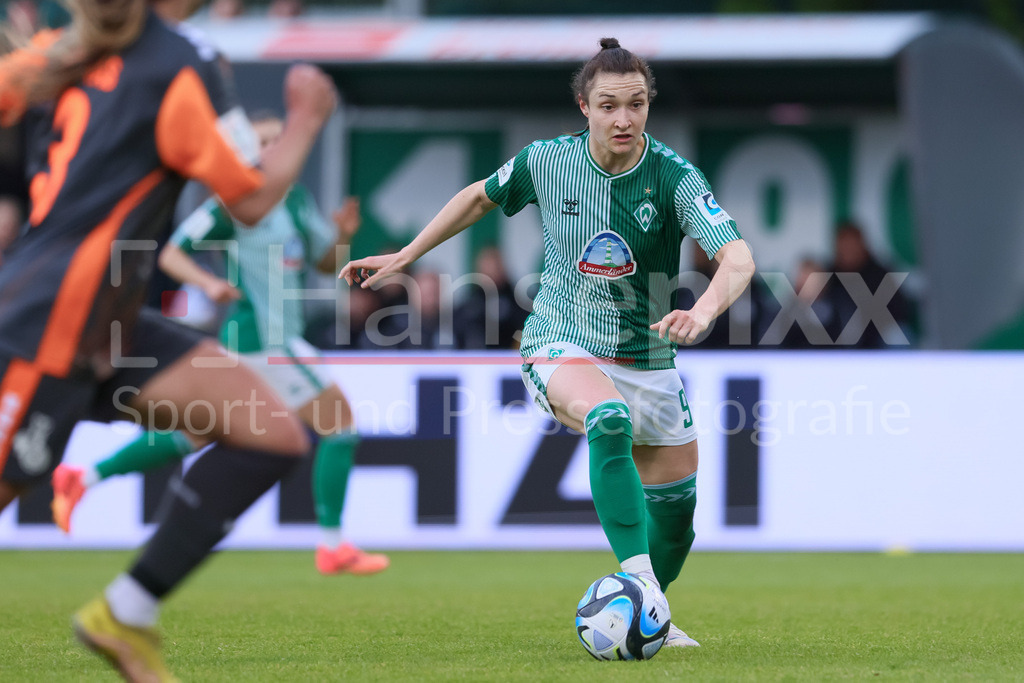 Fussball, Google Pixel Frauen-Bundesliga, SV Werder Bremen - MSV Duisburg | v.li.: Sophie Weidauer (SV Werder Bremen, 9) am Ball, Einzelbild, Ganzkörper, Aktion, Action, Spielszene, DIE DFB-RICHTLINIEN UNTERSAGEN JEGLICHE NUTZUNG VON FOTOS ALS SEQUENZBILDER UND/ODER VIDEOÄHNLICHE FOTOSTRECKEN. DFB REGULATIONS PROHIBIT ANY USE OF PHOTOGRAPHS AS IMAGE SEQUENCES AND/OR QUASI-VIDEO.