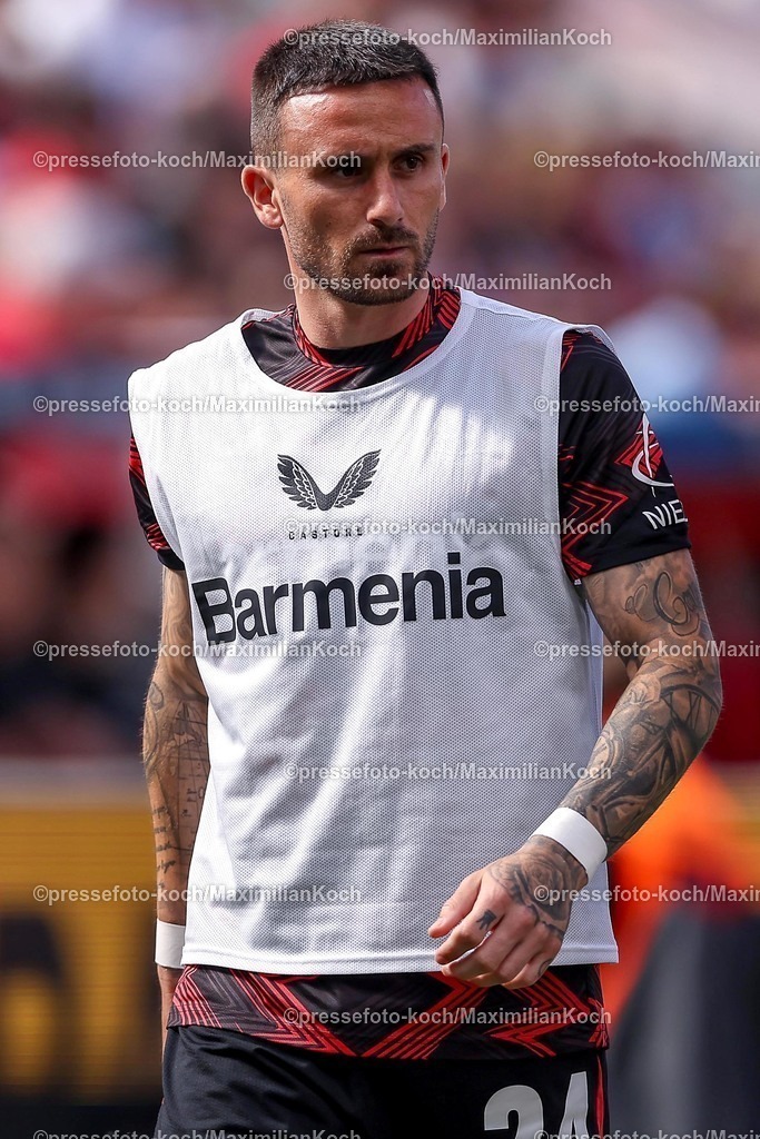B0411052503466 | 11.05.2025, Fußball, Bayer 04 Leverkusen - Borussia Dortmund, 1. Fußball Bundesliga, 33. Spieltag, BayArena, Saison 2024 2025: Aleix Garcia (Bayer04 Leverkusen #24) DFB regulations prohibit any use of photographs as image sequences and or quasi-video.