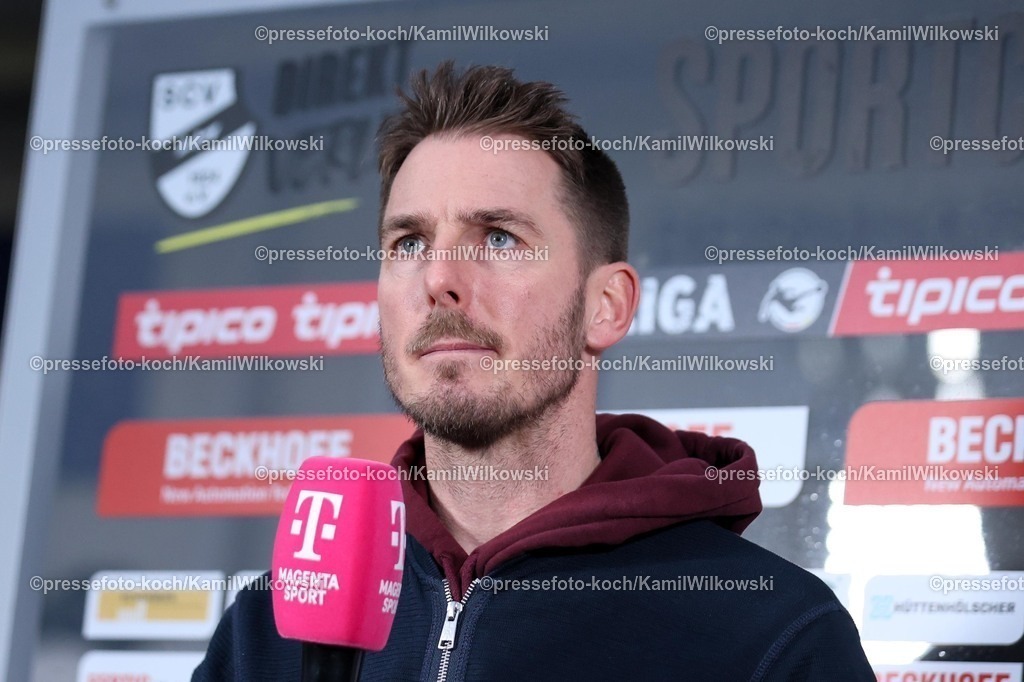 xKWIx13122501002 | 13.12.2025, xKWIx, Fußball, 3. Liga, SC Verl - Rot-Weiss Essen, SPORTCLUB Arena: Tobias Strobl (SC Verl Cheftrainer) im Interview Photo: xKamilxWilkowskixPressefotoKochx