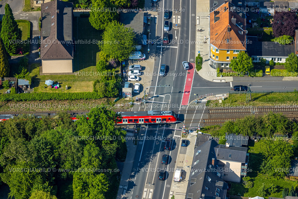 Witten240506916 | Luftbild, Bahnübergang Ziegelstraße und Pferdebachstraße mit S-Bahn Zug, Sonnenschein, Witten, Ruhrgebiet, Nordrhein-Westfalen, Deutschland