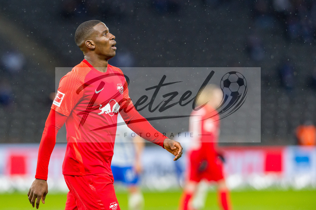 BSCRBL20220220_198 | Fussball, Herren: Nordi Mukiele (RB Leipzig) schaut bei dem Spiel der 1. Bundesliga zwischen Hertha BSC und RB Leipzig im Olypiastadion am 20.02.2022 in Berlin, Deutschland.DFB / DFL REGULATIONS PROHIBIT ANY USE OF PHOTOGRAPHS AS IMAGE SEQUENCES AND/OR QUASI-VIDEO. - Realisiert mit Pictrs.com