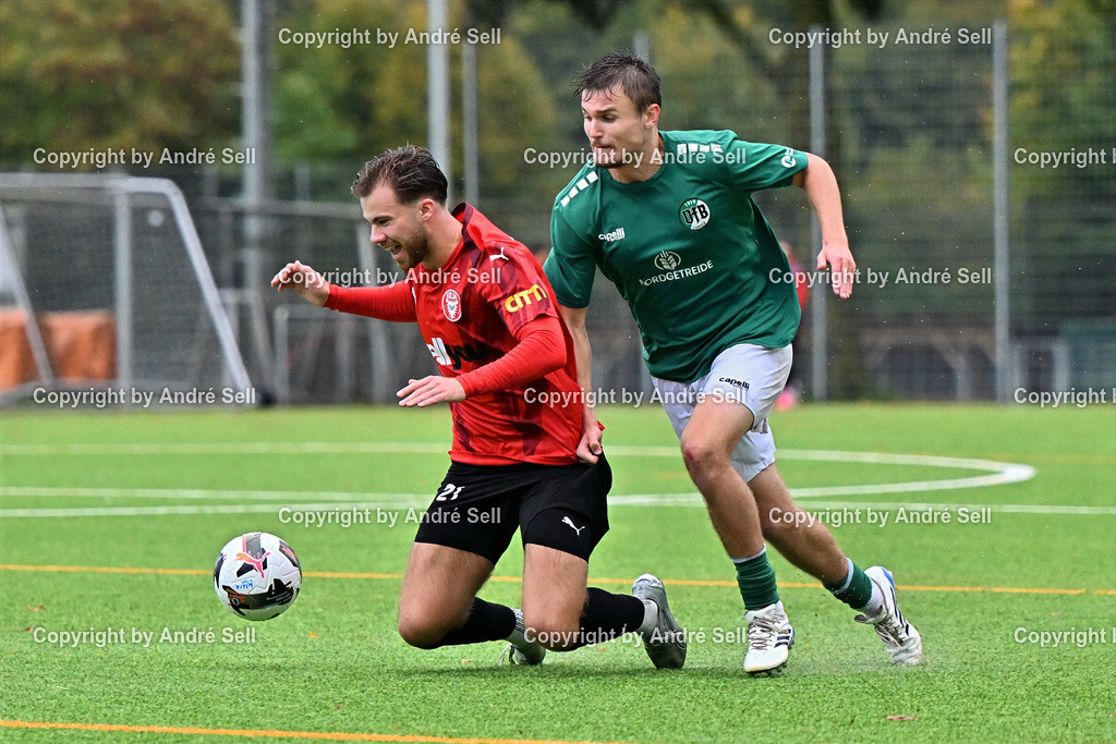 FC Kilia Kiel vs VfB Lübeck II - U21 | Luca Senger (Kilia #21) vs Maximilian Aberger (Lübeck #5) / Fußball-Oberliga Männer 2026/2027 / FC Kilia Kiel vs VfB Lübeck II - U21 / Kilia Sportplatz / Kiel / 10.10.26 - Realisiert mit Pictrs.com