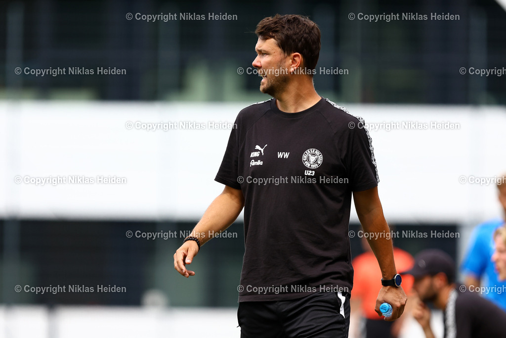 NH_HamburgerSVU21_HolsteinKielU23_Testspiel_20072025 | Willi Weiße (Trainer, Holstein Kiel U23)Fußball I Herren I Testspiel I Saison 2025-2026  I Hamburger SV U21 - Holstein Kiel U23 I 20.07.2025 I Alexander-Otto-Akademie