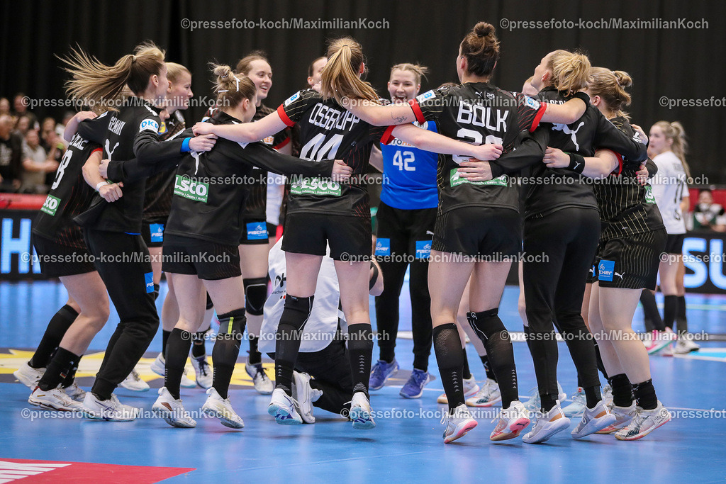 DueDHB03032402188 | 03.03.2024, Handball, Düsseldorf, Mitsubishi Electric Halle, Frauen EHF EURO Qualifikation, Spieltag 4, Deutschland - Slowakei: Abschlussjubel nach dem Sieg der deutschen Nationalmannschaft. Die Mannschaft steht jubelnd auf dem Spielfeld. Mannschaftskreis